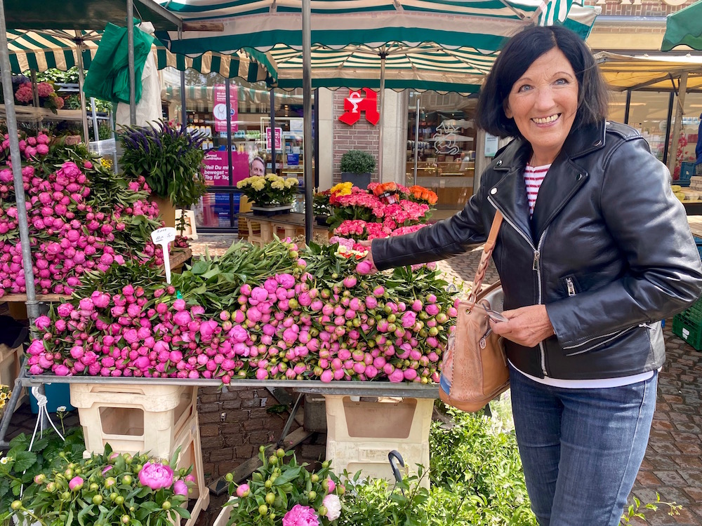 Bärbel Sauer auf dem Bocholter Wochenmarkt am Blumenstand mit prachtvollen Blumen